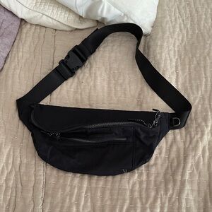 Vuori Midnight Black Belt Bag
